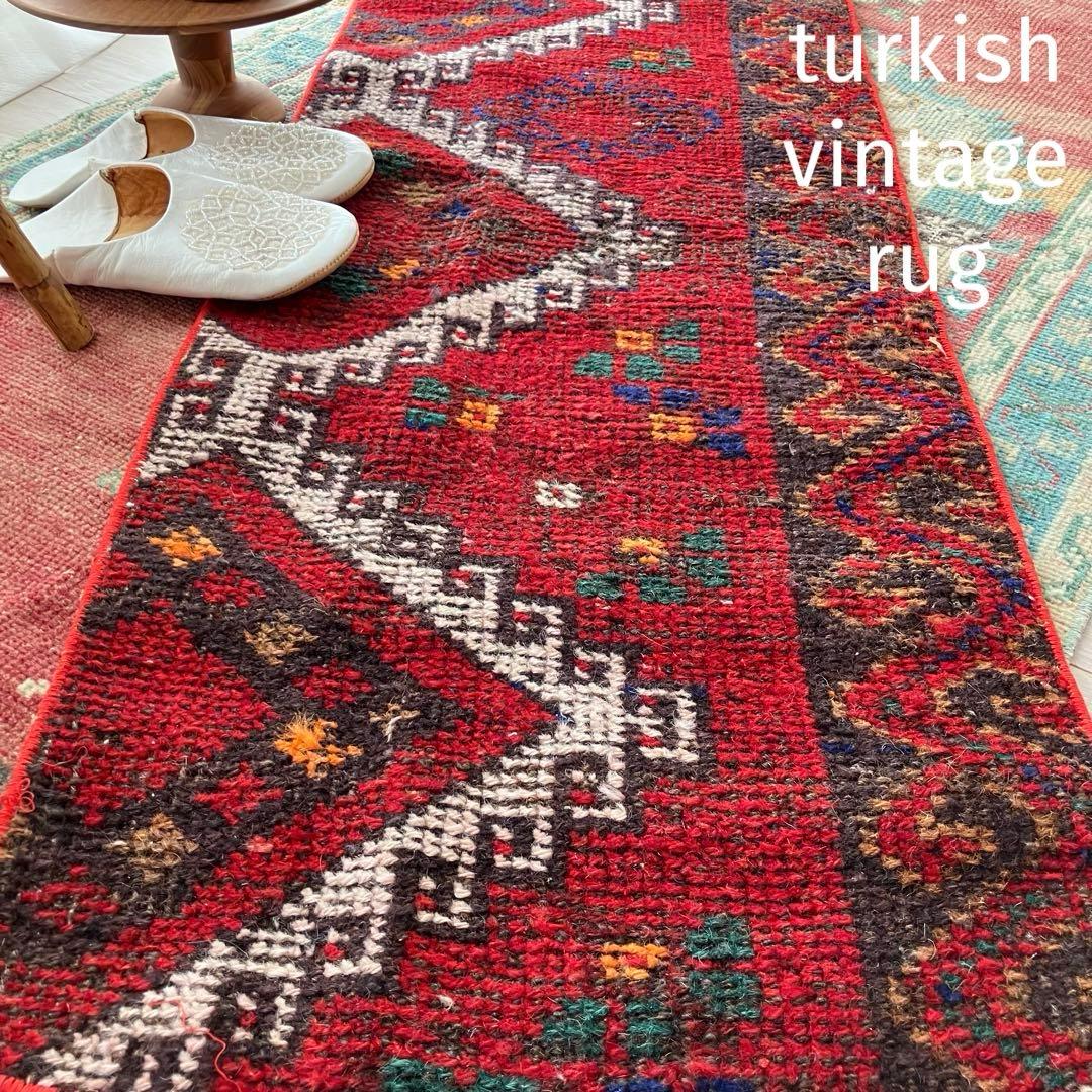 温かざっくり編み✳︎クリスマスレッド　　ロング　ランナー　トルコヴィンテージラグ 手編みのヘルキランナーラグ：ヴィンテージトルコ製廊下用ラグ - Etsy 日本