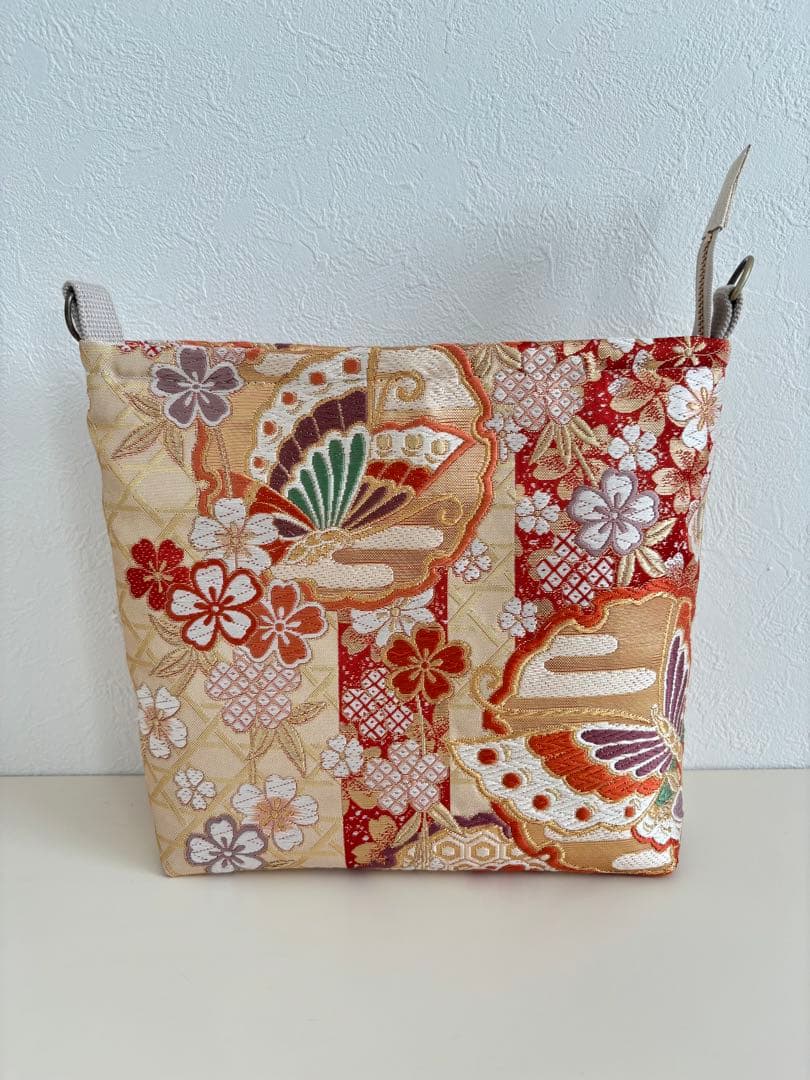 帯リメイク ショルダーバッグ｜ジッパー付き｜赤×金蝶々｜一点物