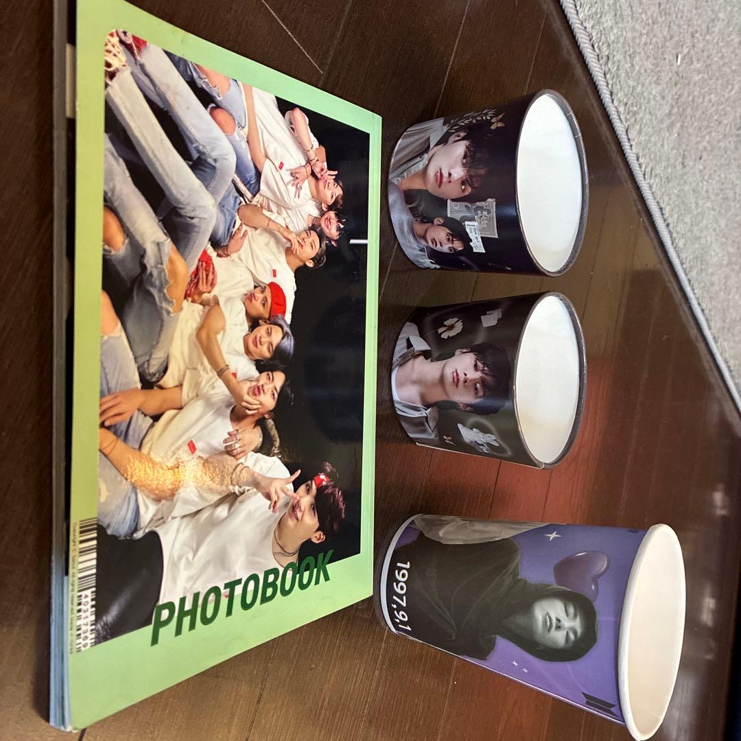 K-POPアイドル フォトブックとカップセット - メルカリ