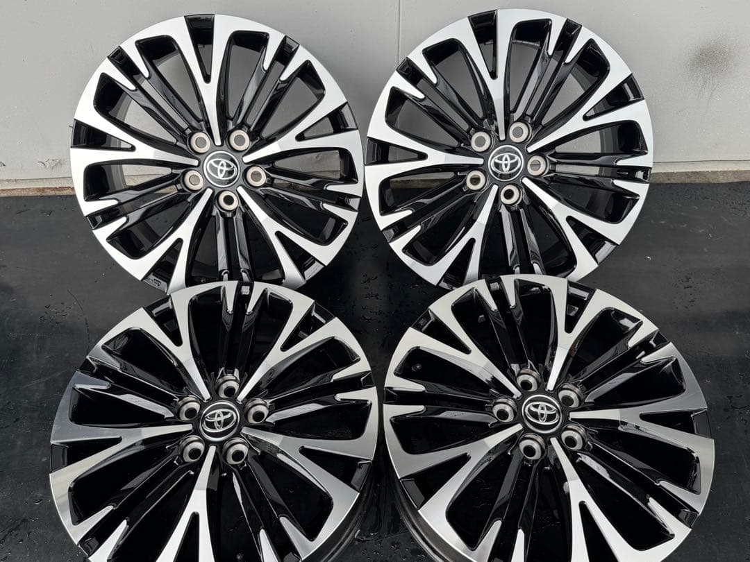 新車外し‼︎ ヤリスクロスZ 純正 18インチホイール センター