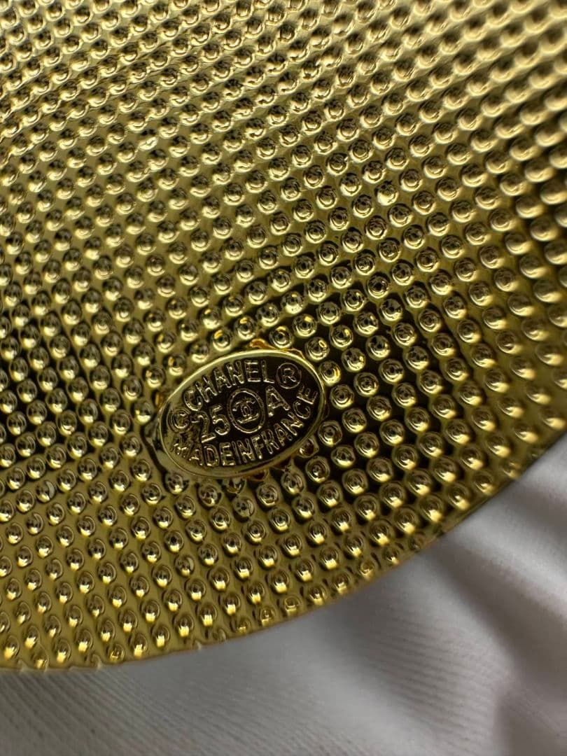 CHANEL ブローチ ブラック×ゴールド エジプトキャット - メルカリ