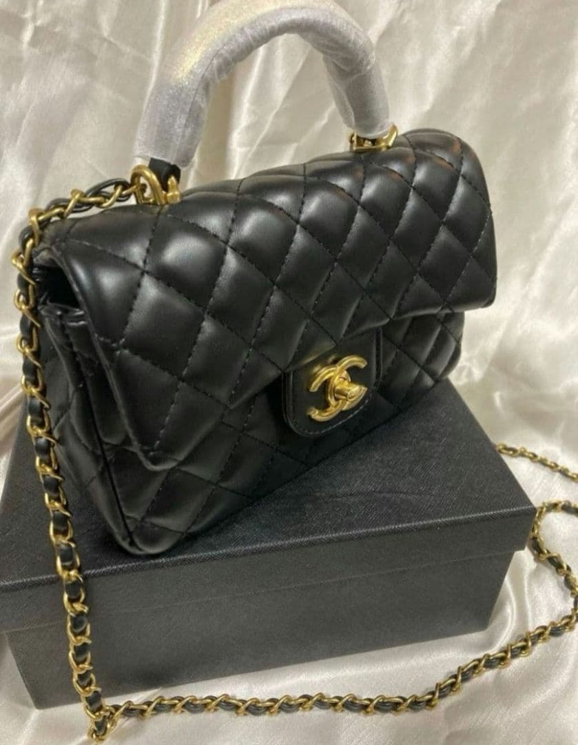 CHANEL ロゴハンドル キルティング ショルダーバッグ ノベルティ