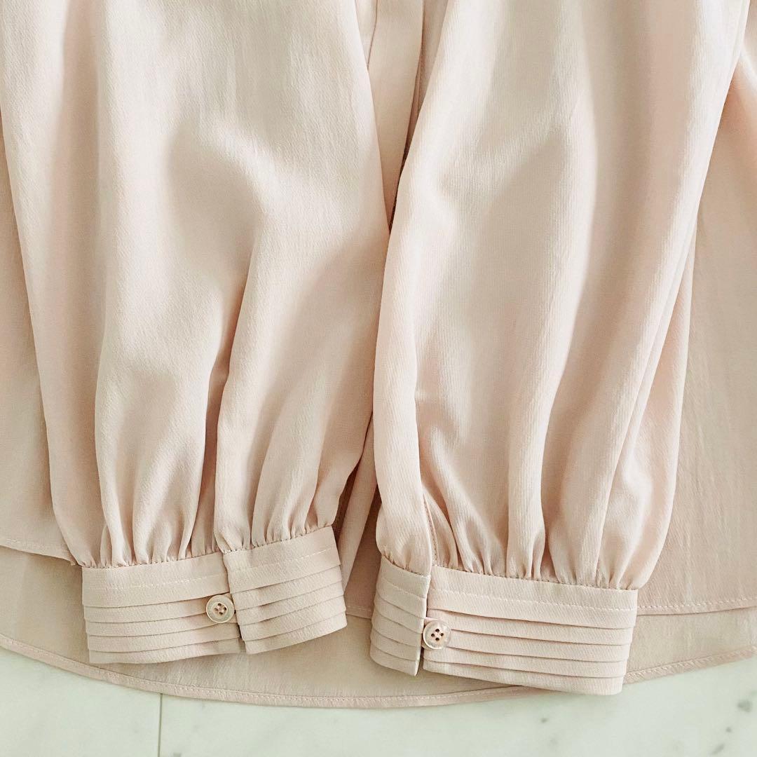 極美品 モラビト ロゴマーク革ワッペン付き ピンタックブラウス