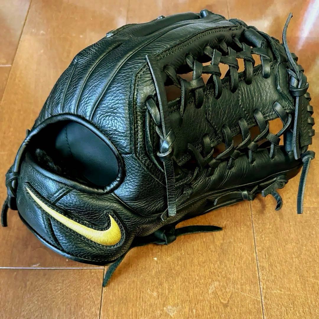 ク*パ様 リバーススウォッシュNIKE NIKE リバーススウォッシュ ナイキのロゴが逆？逆スウッシュのTravis