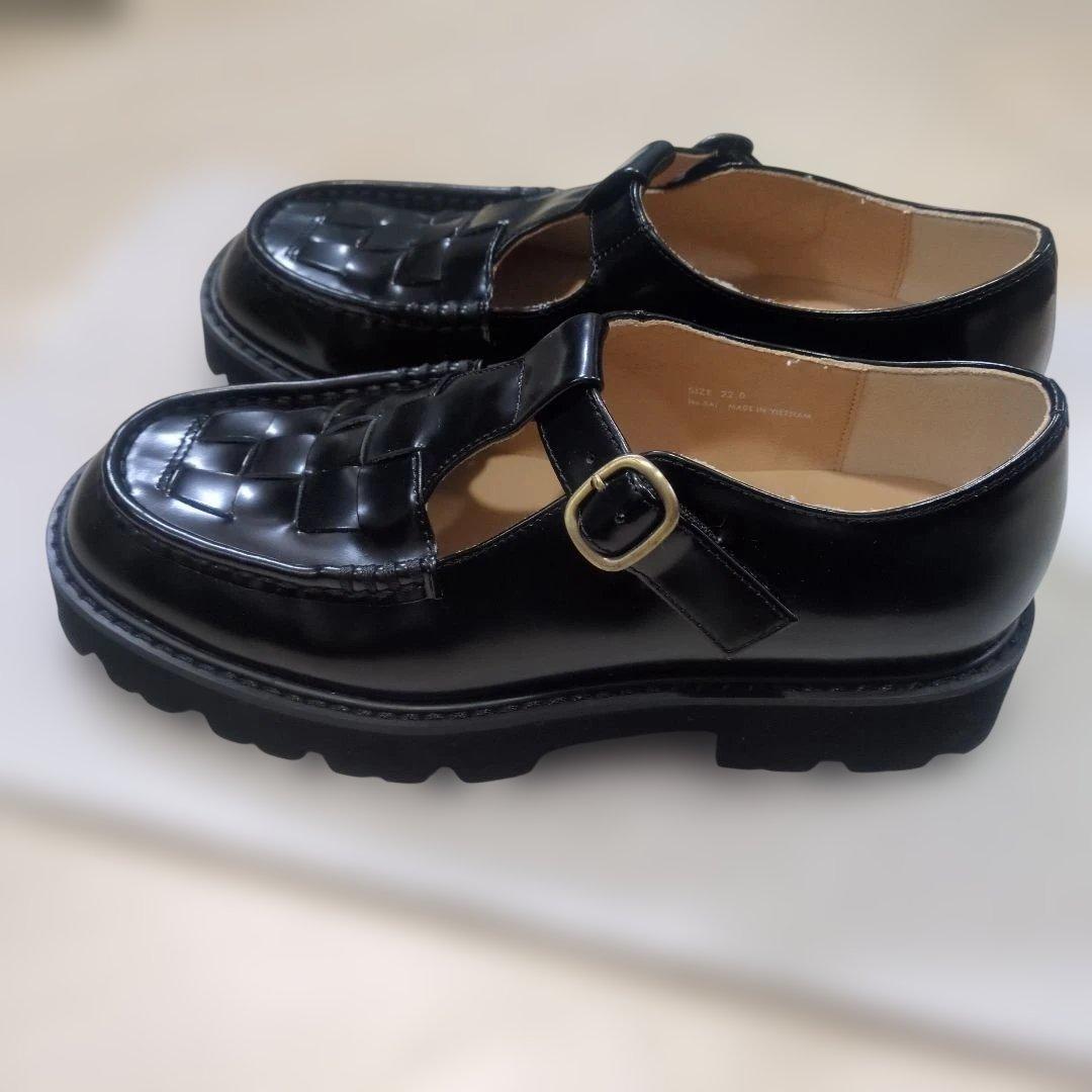 つま先踊る、大人の相棒」こだわりソールのTストラップシューズ / 牛革