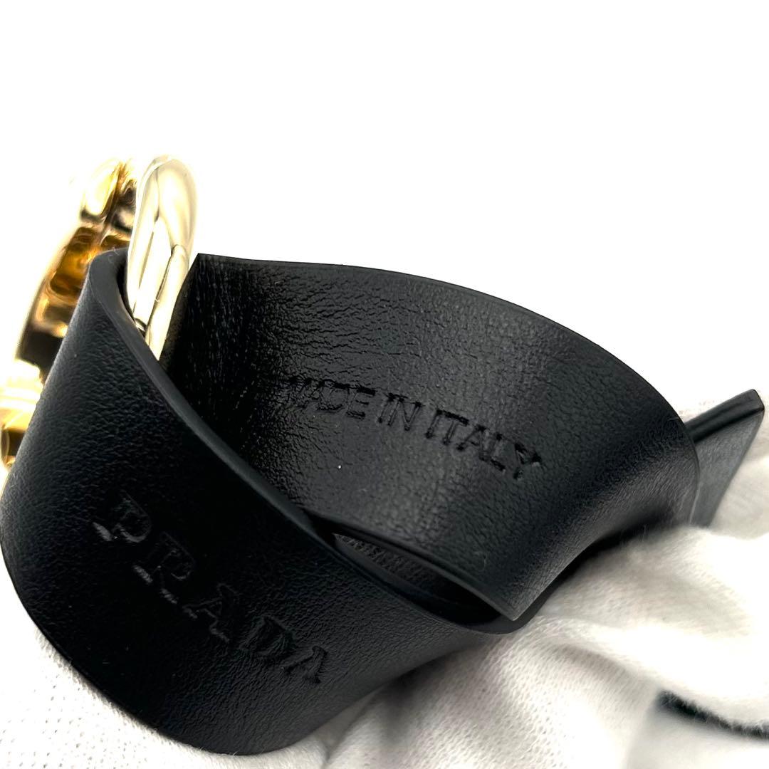 未使用 プラダ キーホルダー キーリング 黒 レザー ロゴ カラビナ