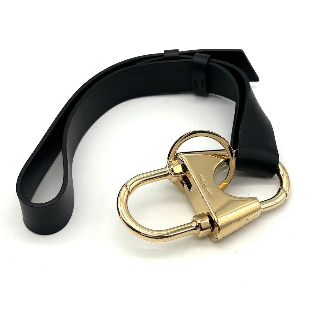 未使用 プラダ キーホルダー キーリング 黒 レザー ロゴ カラビナ