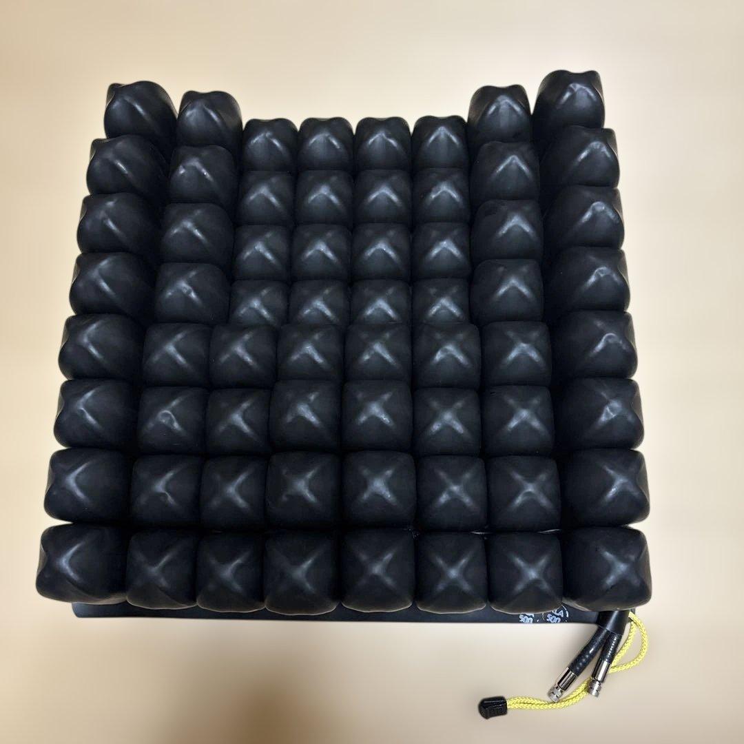 車椅子用クッション 黒 圧力分散機能　 座位バランスの保持　立体的デザイン 車椅子 クッション タカノクッションMOLA コンタータイプ TC-ML38C