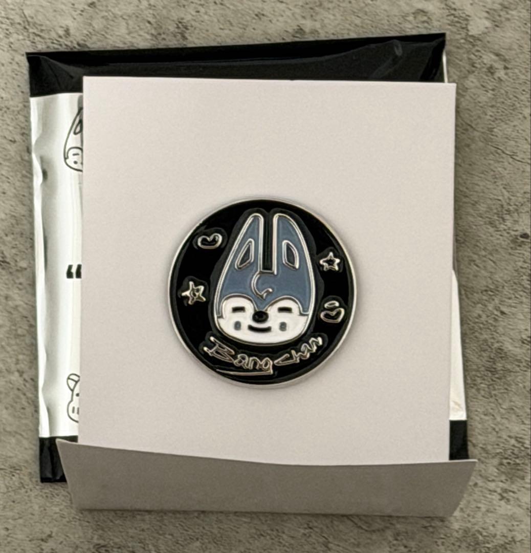 StrayKids スキズ 展覧会 ピンバッジ ウルフチャン ① - メルカリ