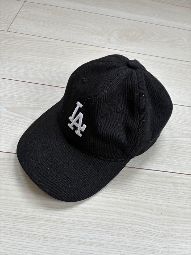LAロゴ 黒 ベースボールキャップ - メルカリ