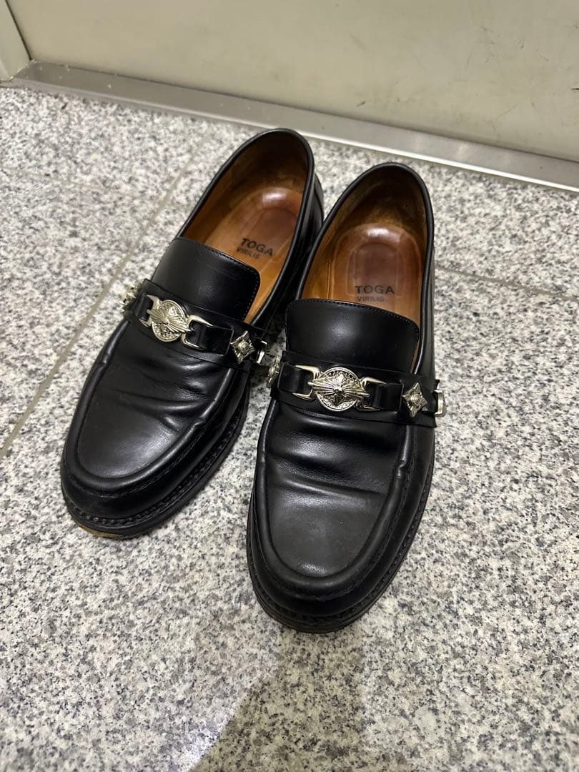 TOGA ブラック ローファー TOGA PULLA(トーガプルラ) Shark Sole Metal Bit Leather Loafer