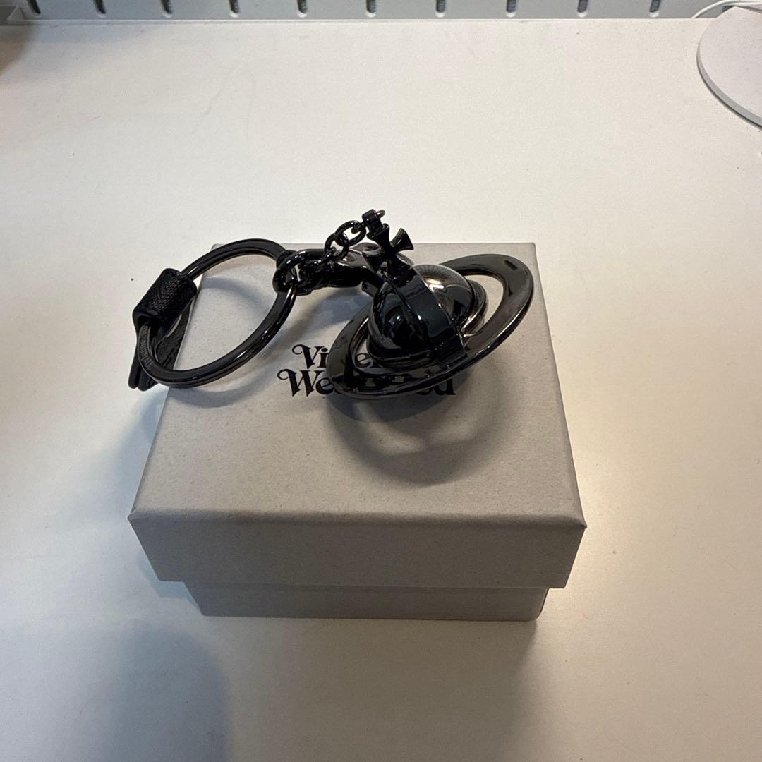 Vivienne Westwood オーブキーホルダーブラック Vivienne Westwood Small Orb Necklace Pendant Black x floral