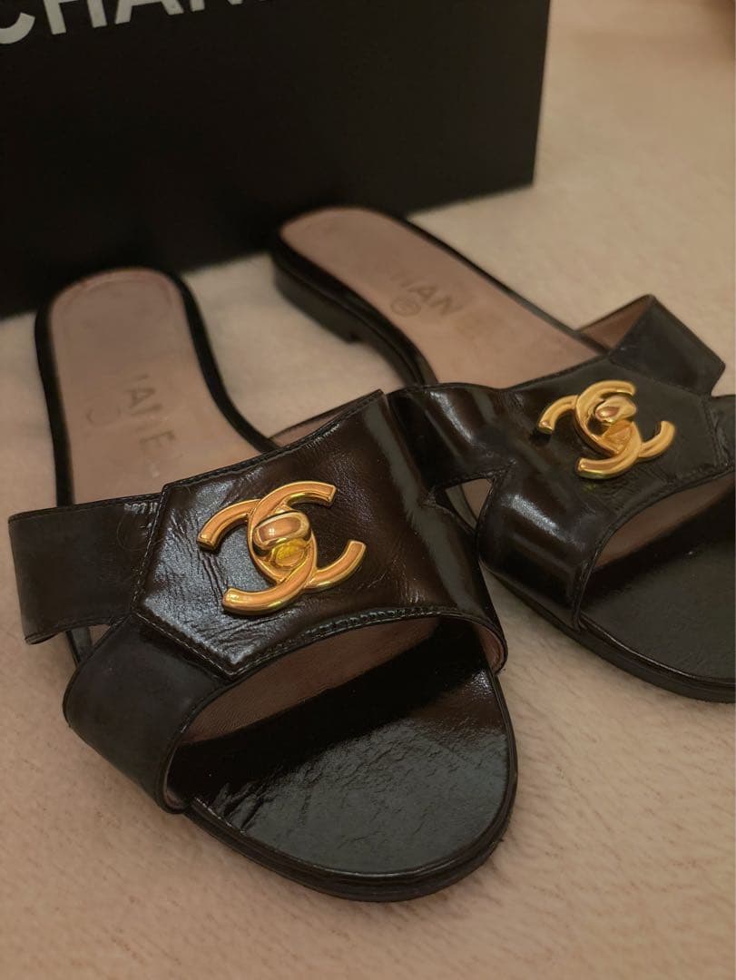 CHANEL ターンロックブラックレザーサンダル ゴールドロゴ36 - メルカリ