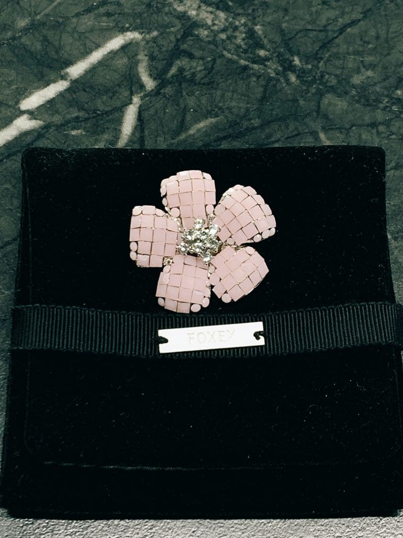 美品　FOXEY定番のロングセラー ブローチ \"FLEUR\"　シャーベットピンク