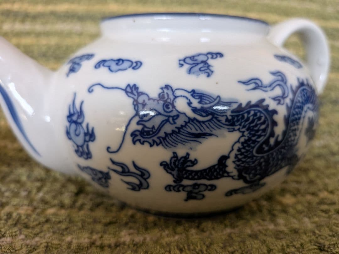 中国製白磁双龍染付急須 B25 、青白いドラゴンデザインのティーポット