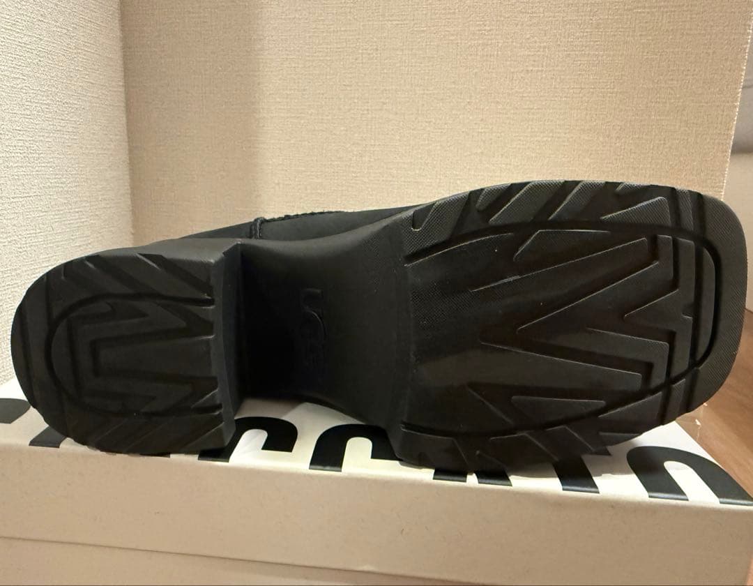 【美品】 UGG モクシーチェルシー 厚底ブーツ 黒 23.5cm