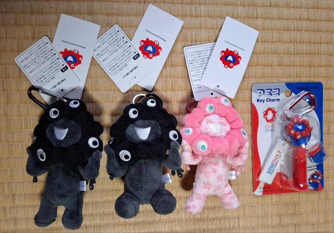 大阪関西万博　ミャクミャク　カラビナ付マスコット　黒　桜　カラビナ付PEZ　新品 大阪関西万博 ミャクミャク カラビナ付マスコット 黒 桜 カラビナ付PEZ