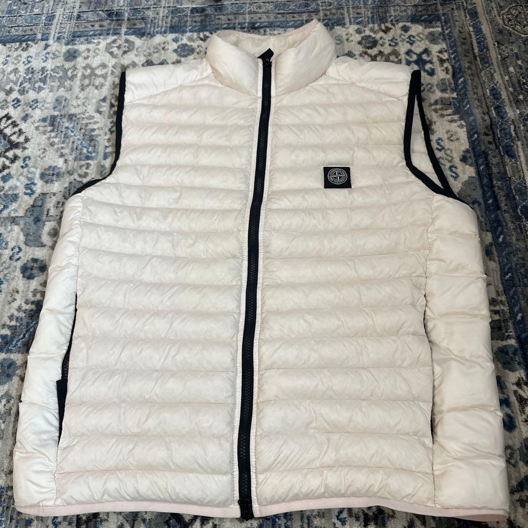 STONE  ガーメントダイナイロンパッカブルダウンベスト　ホワイト STONE ISLAND（ストーンアイランド）ガーメントダイナイロンパッカブル