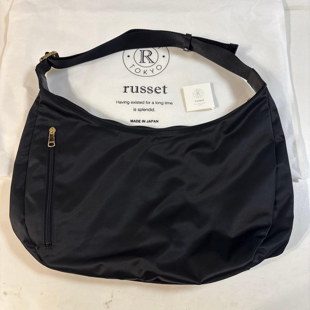 ほぼ未使用ラシット A4入るラウンドビッグショルダーバッグ 金具