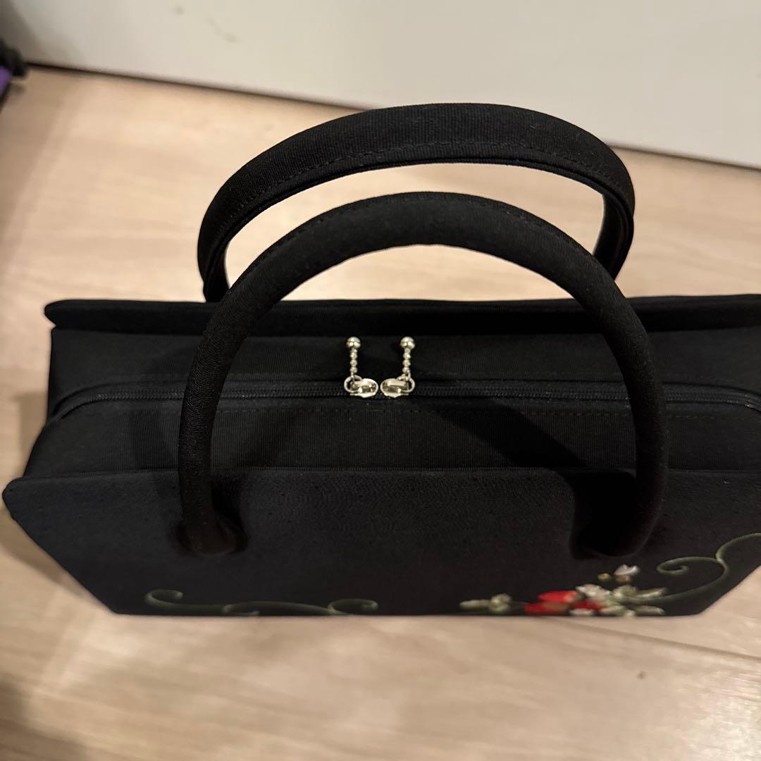 苺と蜂の刺繍 黒 和装用利休バッグ - メルカリ