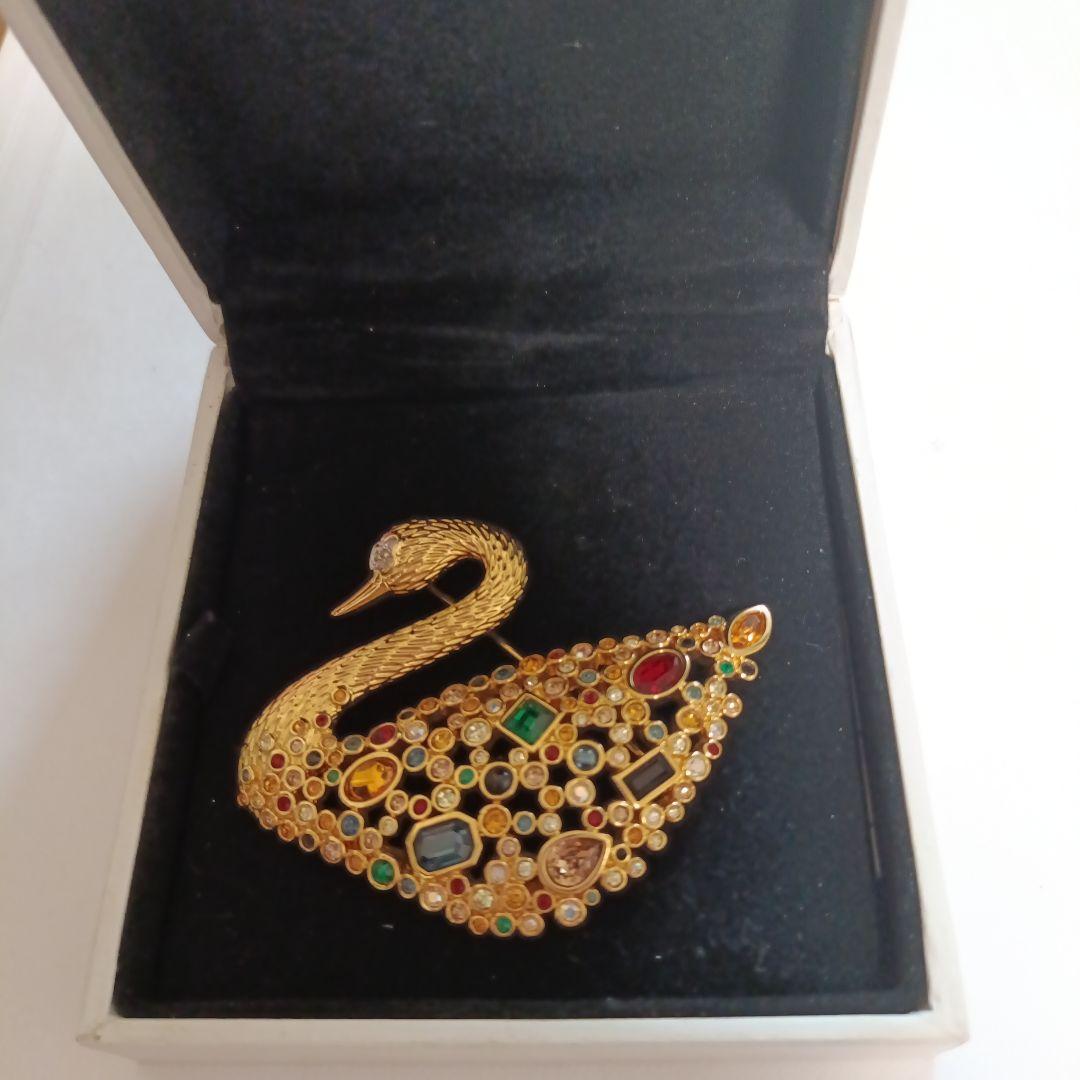 スワロフスキー SCS会員限定品 100周年 スワン ブローチ スワロフスキー 100周年記念スワンブローチ&ピンバッチ - メルカリ