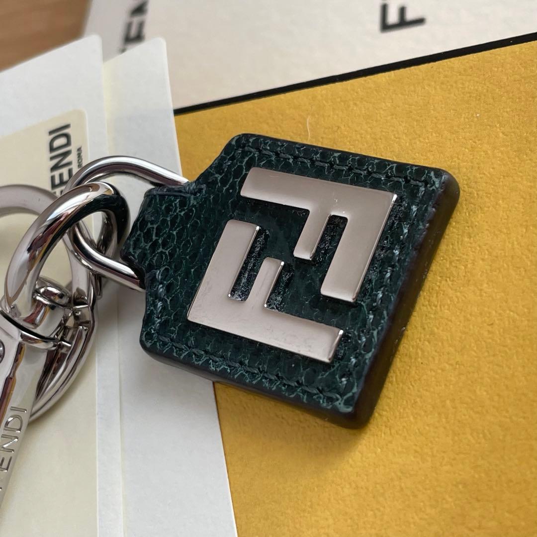 極美品 FENDI フェンディ スクエアFF キーホルダー ダークグリーン