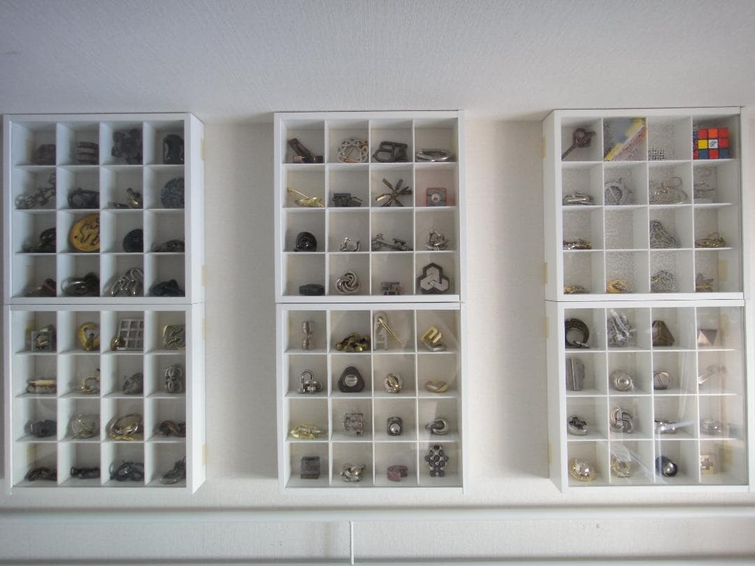 ハナヤマ キャストパズル・はずる 85点 ＋ 他10点　壁固定ショーケース付き ハナヤマ キャストパズル・はずる 85点 ＋ 他10点 壁固定ショーケース