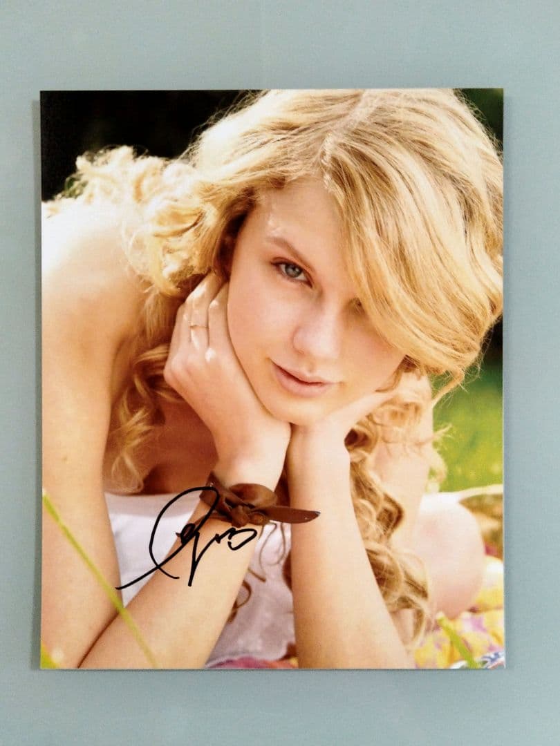 セール中…テイラー・スウィフト直筆サイン入り超 特大写真… - メルカリ