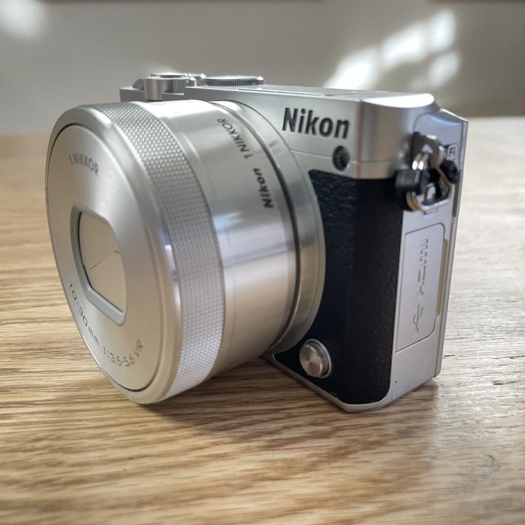 NIKON 1 J5 ダブルレンズキット+望遠ズーム+レザージャケット+おまけ付