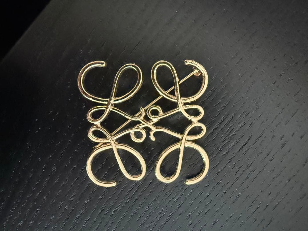 ゴールド リボンモチーフ ブローチ - メルカリ