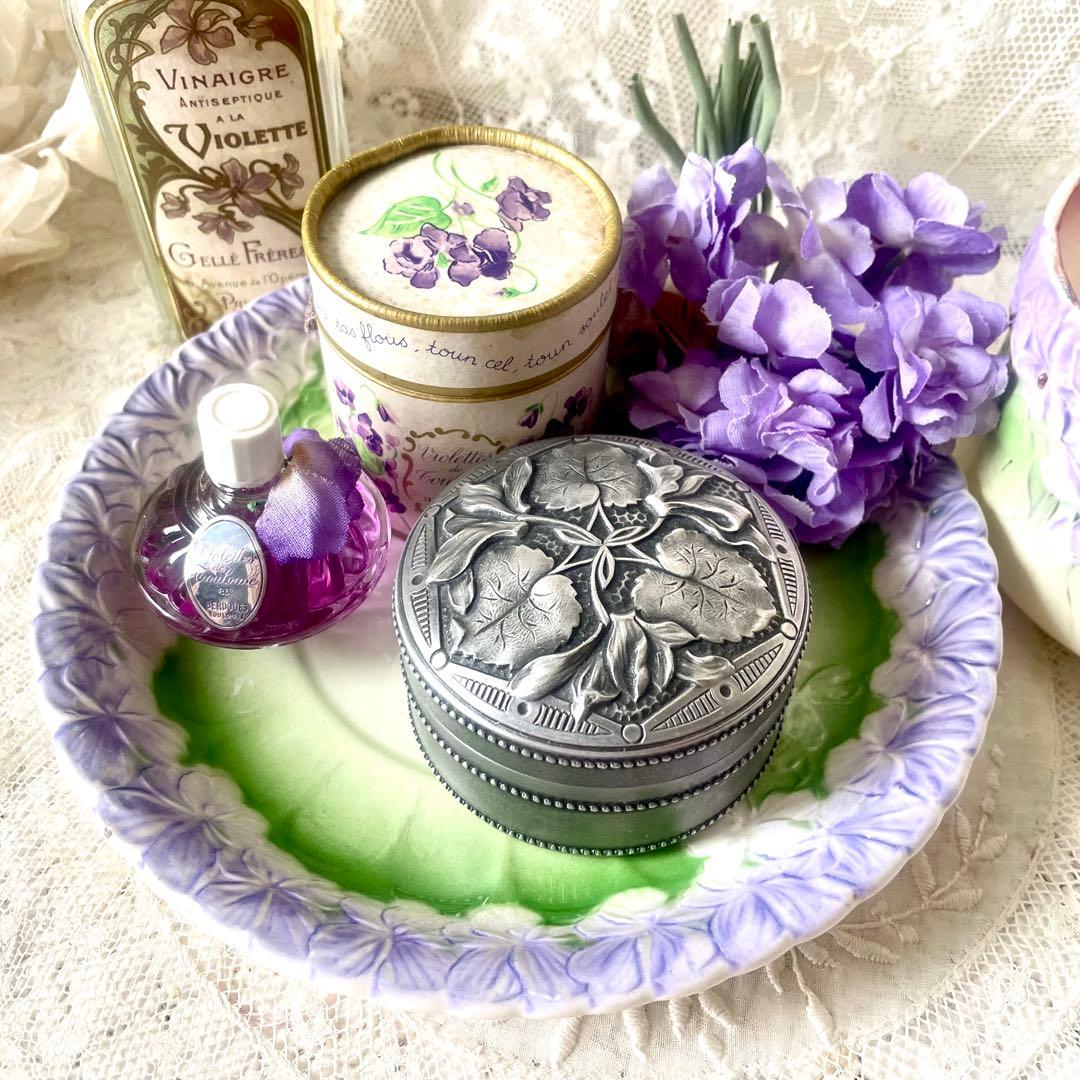 すみれレリーフのパウダーボックス フランスアンティーク スミレ菫