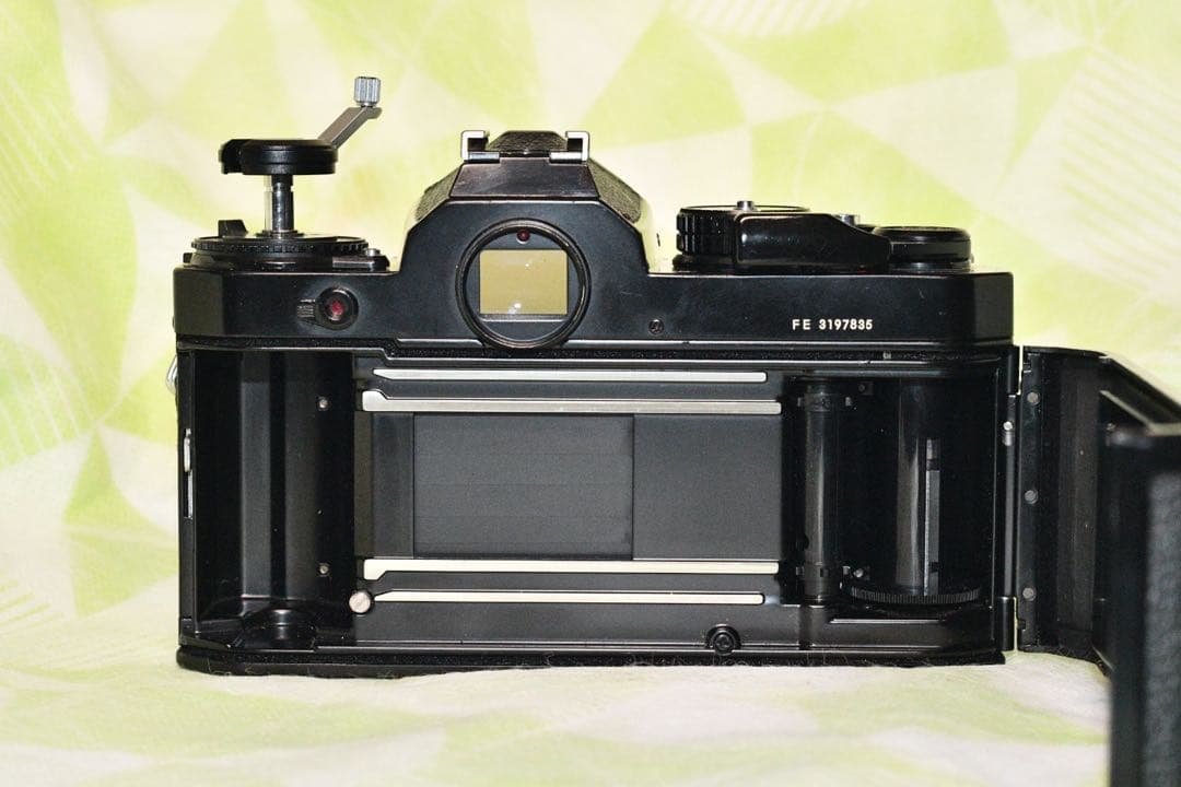 《美品・動作品》 Nikon FE + 標準レンズ付きフィルムカメラ　a0344