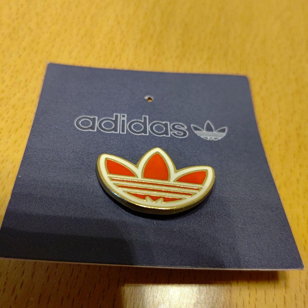 アディダス adidas ピンバッジ ピンズ レッド - メルカリ