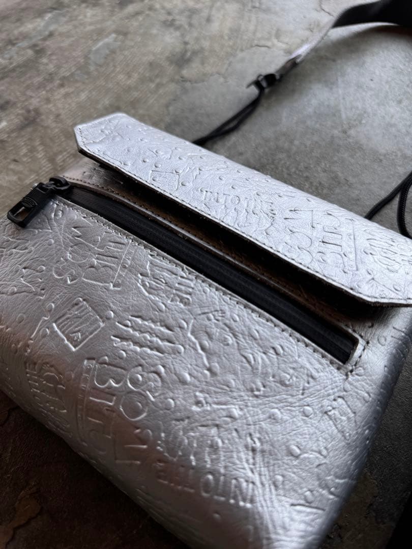 ソマビト スペシャルエンボスレザー サコッシュウォレット - メルカリ