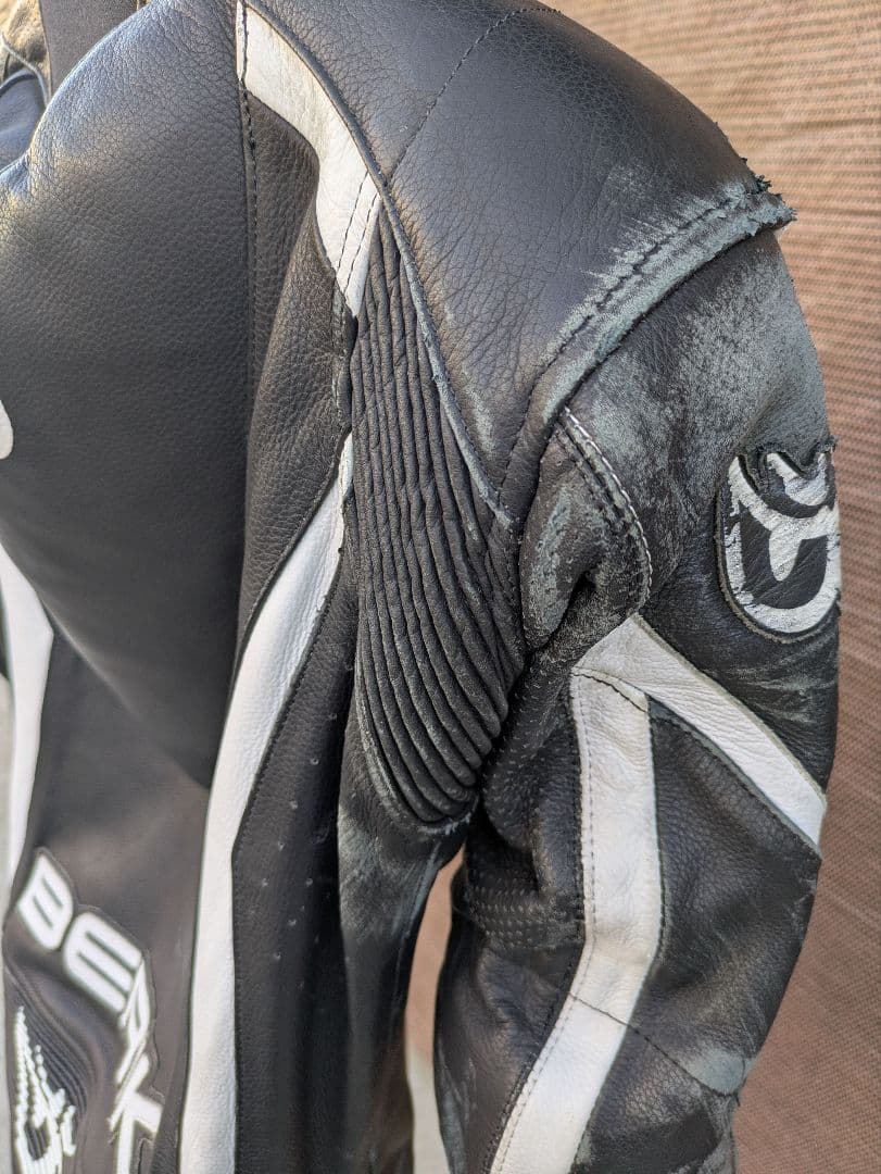 なべライダー様BERIK 2.0 ブラック/ホワイト革ツナギ - メルカリ