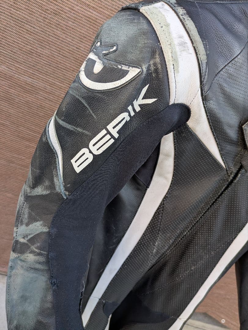 なべライダー様BERIK 2.0 ブラック/ホワイト革ツナギ - メルカリ
