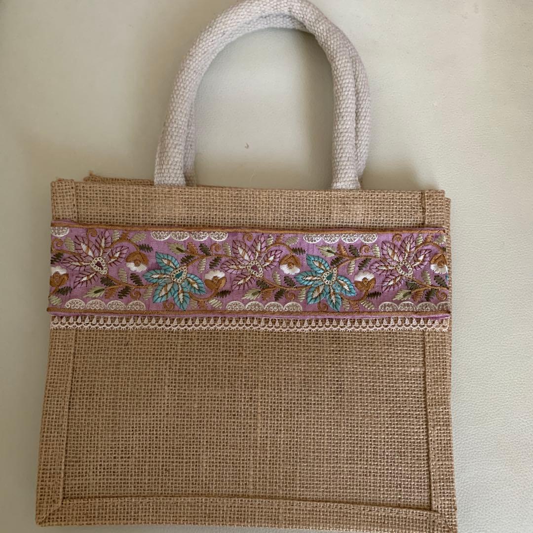 処分価格❗️インド刺繍リボン ジュートバッグ A6両面アレンジ - メルカリ