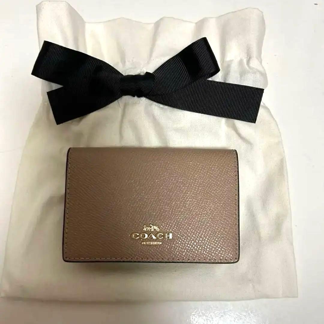 【最終値下げ】COACH ベージュ レザー 名刺入れ COACH（コーチ）の「ビジネス カード ケース（名刺入れ）」 - WEAR