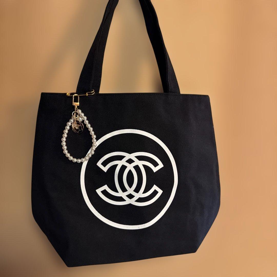CHANEL】 VIPギフトノベルティトートバッグ黒 キャンバス地 チャーム付