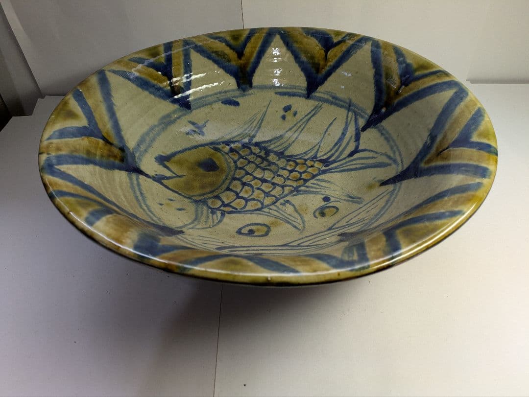 真作】沖縄壺屋焼、仁王窯、小橋川仁王作、『魚文飾鉢』、銘「仁王」、皿