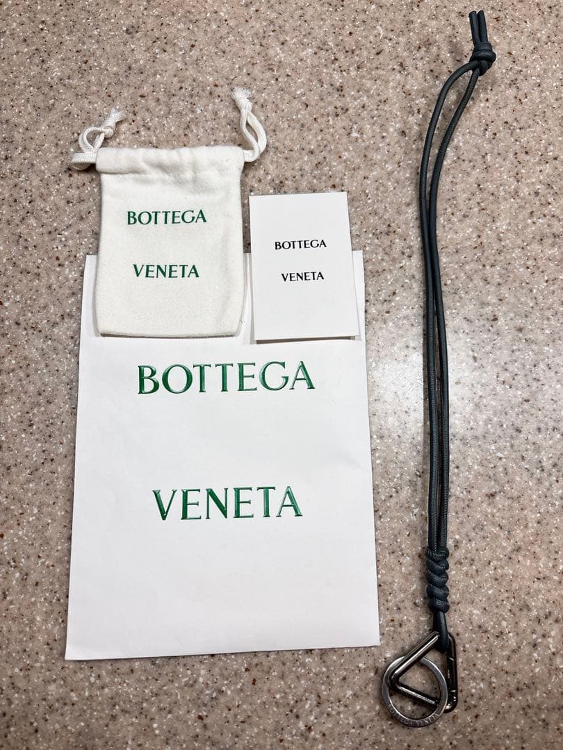 BOTTEGA VENETA グレー ネックキーホルダー トライアングル 希少】BOTTEGA VENETA トライアングルキーリング グレー スレート