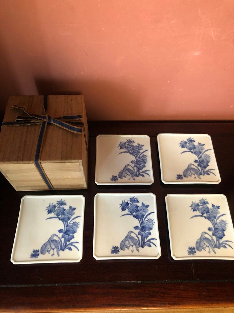 藍九谷もしくは藍鍋島の花鳥文隅入染付角皿5客桐箱入 藍九谷もしくは藍鍋島の花鳥文隅入染付角皿5客桐箱入 - メルカリ