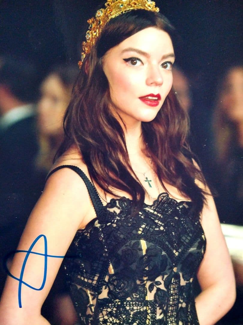 アニャ・テイラー=ジョイ直筆サイン入り超大型写真… - メルカリ