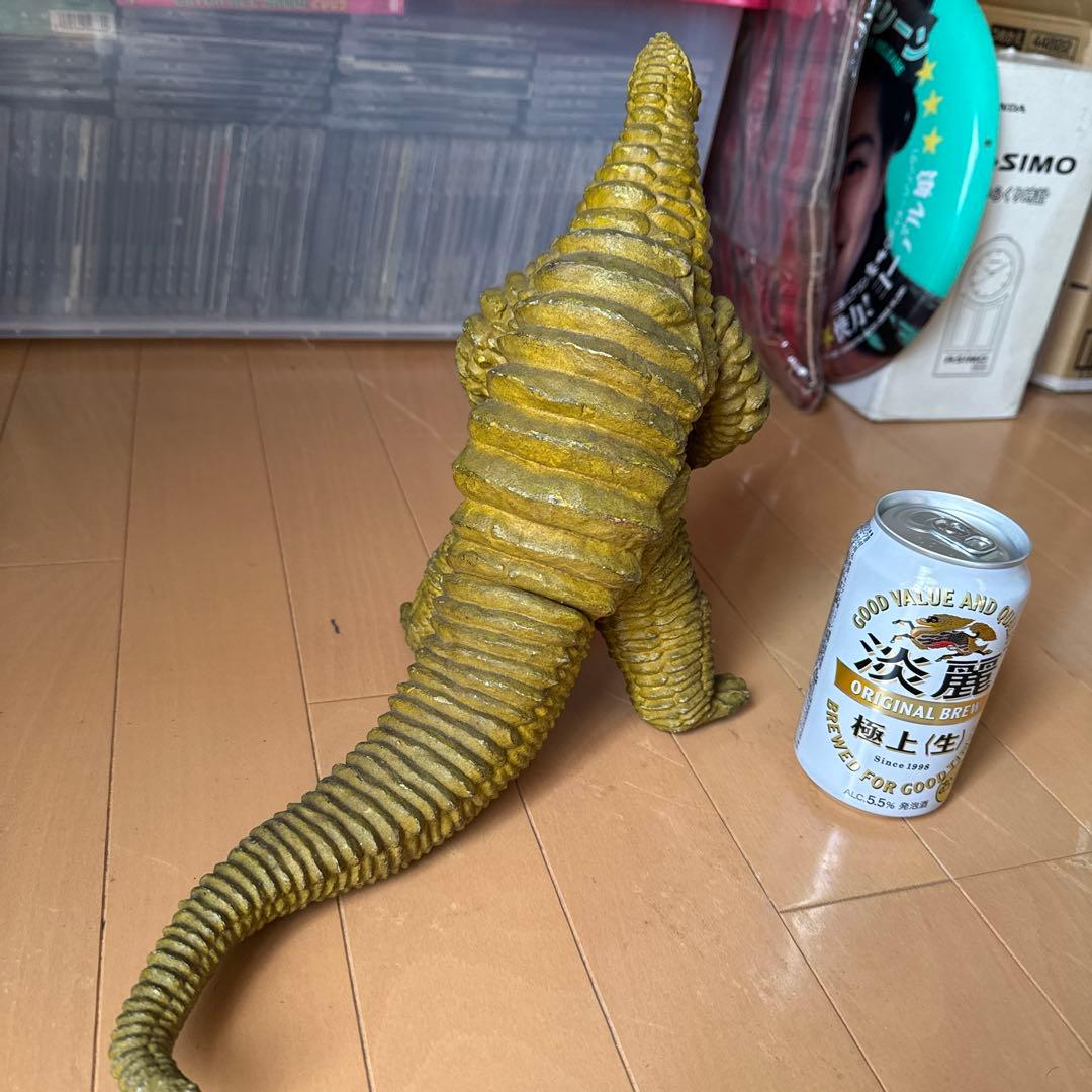 怪獣フィギュア 約30cm 黄色 レッドキング - メルカリ