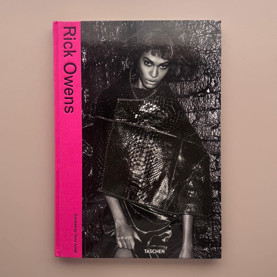 アート・デザイン・音楽 Rick Owens Curated by Terry Jones Amazon | Rick Owens | Jones, Terry | Fashion Design