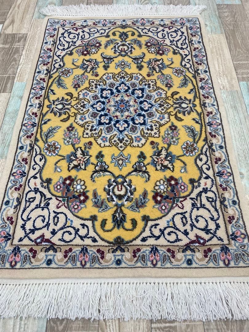 ★ペルシャ絨毯★人気の色柄手織りウール＆シルクナイン産ペルシャ絨毯 ペルシャ絨毯 ナイン産 白 玄関マット ウール＆シルク 9LA｜手織