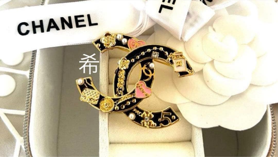 海外で買い集めた CCロゴブローチ、パールやハートモチーフ付き - メルカリ