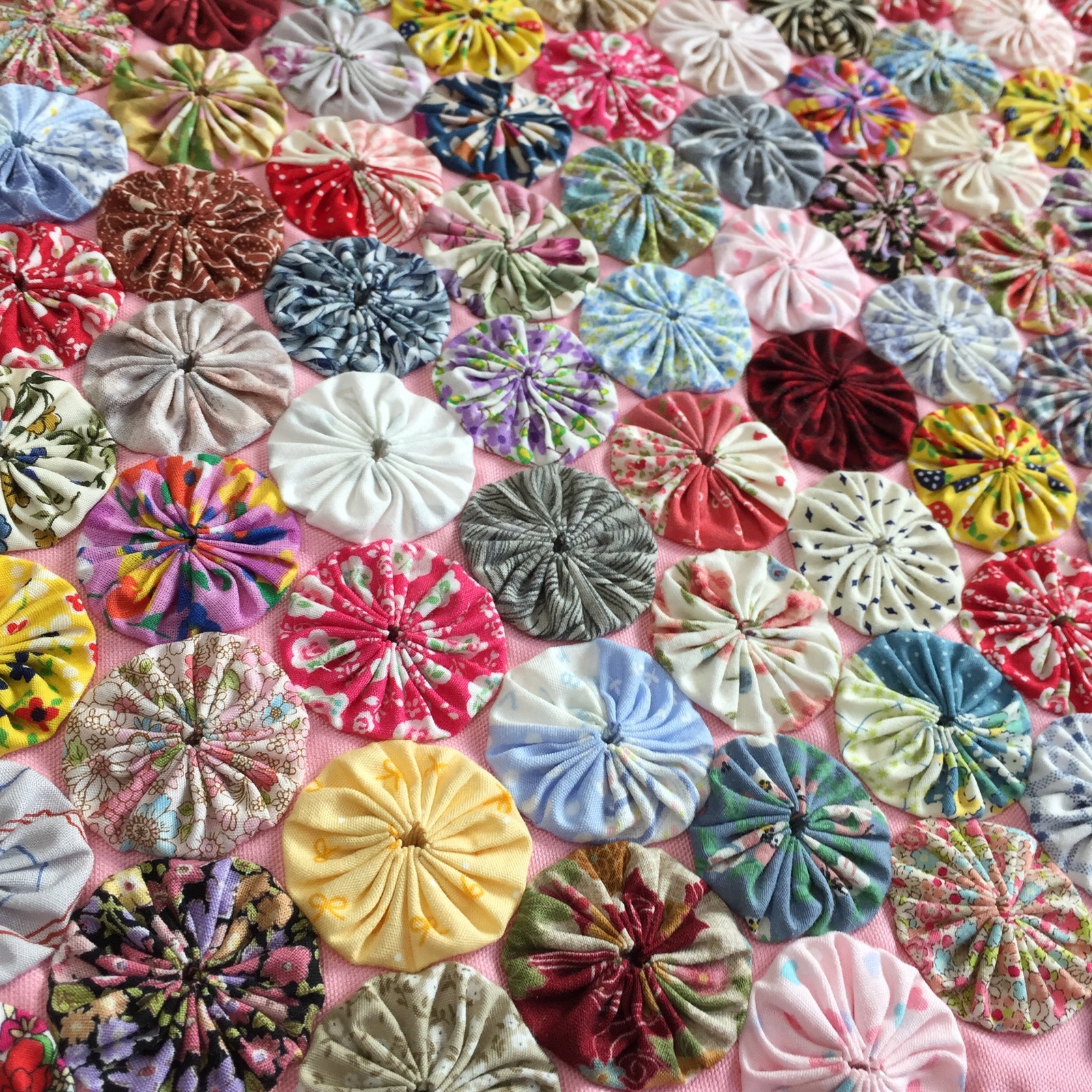 504 ヨーヨーキルト タペストリー - Piggy's Quilt | minne byGMO