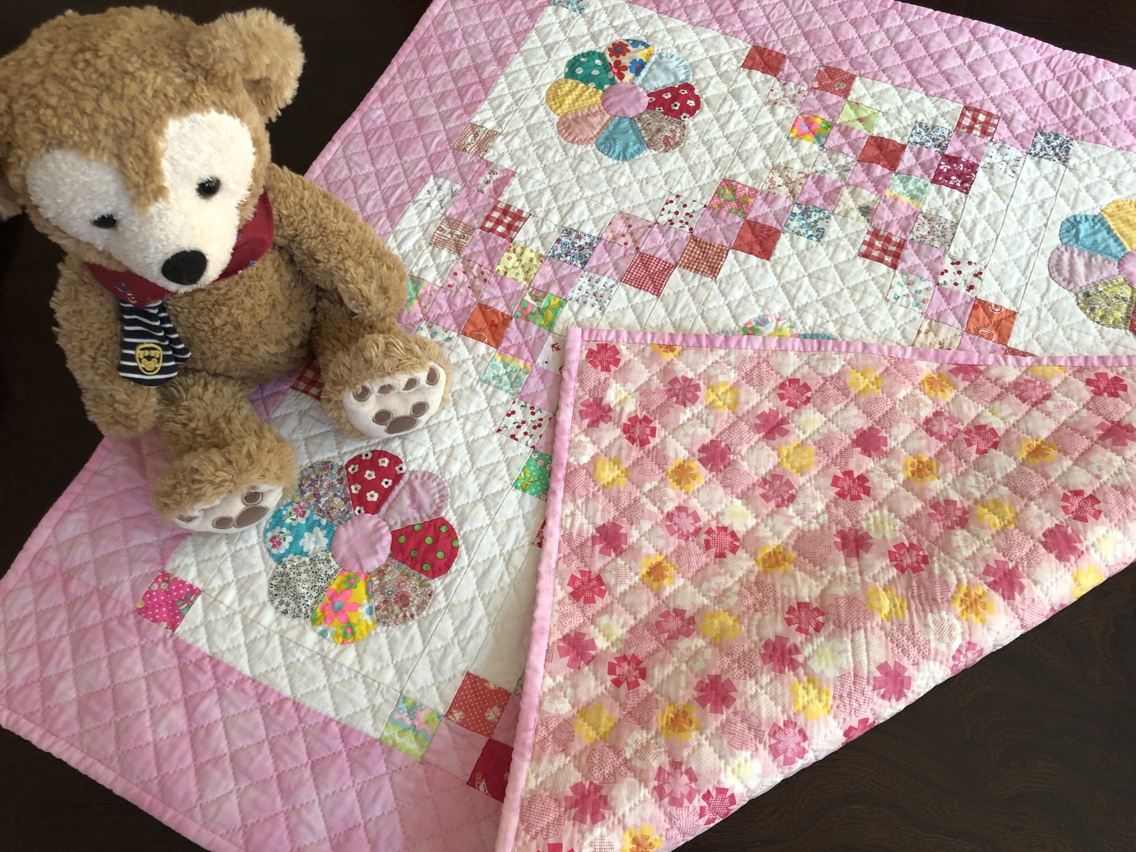 優しいピンクのお花 パッチワーク ベビーキルト タペストリー - Craft