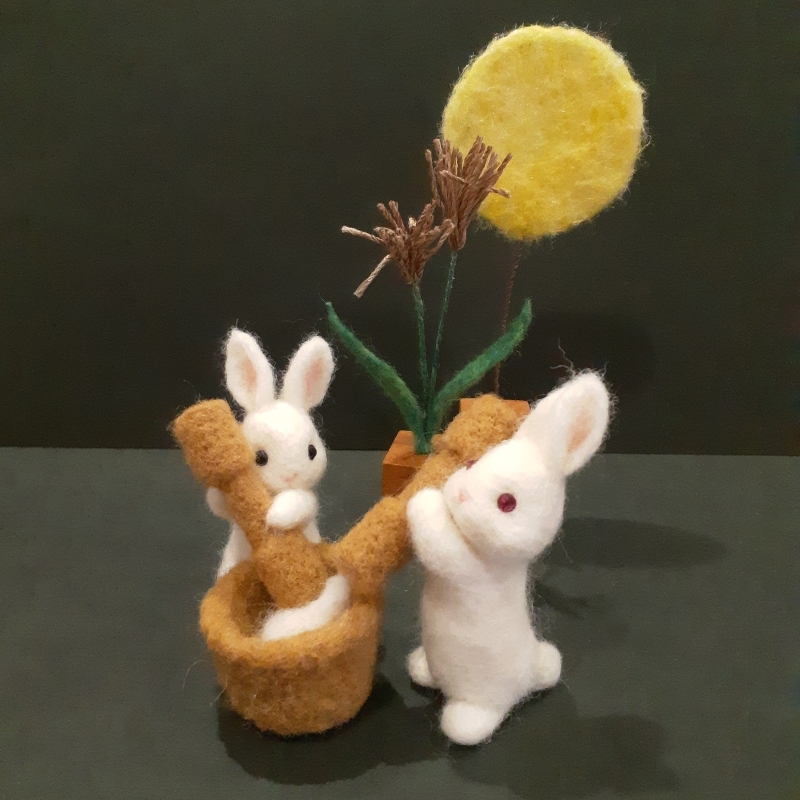 受注作成】羊毛フェルトの十五夜飾り 餅つきをするうさぎさん - ねずみ